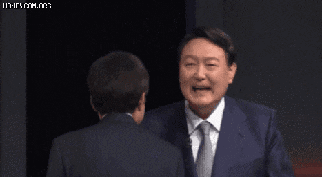 온라인 커뮤니티 '보배드림'에는 윤석열 전 검찰총장이 지난 15일 국민의힘 대선 경선 후보 맞수토론이 끝난 뒤 홍준표 의원(국민의힘·대구 수성구을)의 어깨를 툭치는 모습이 담긴 영상이 게재됐다. /사진=보배드림 캡처