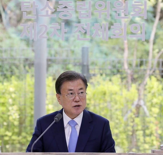 문재인 대통령이 재생에너지를 확대하고 수소경제 생태계를 조성하기 위해 노력해야 한다고 18일 밝혔다. 사진은 이날 2050 탄소중립위원회 제2차 전체회의에서 발언하는 문재인 대통령. /사진=뉴시스