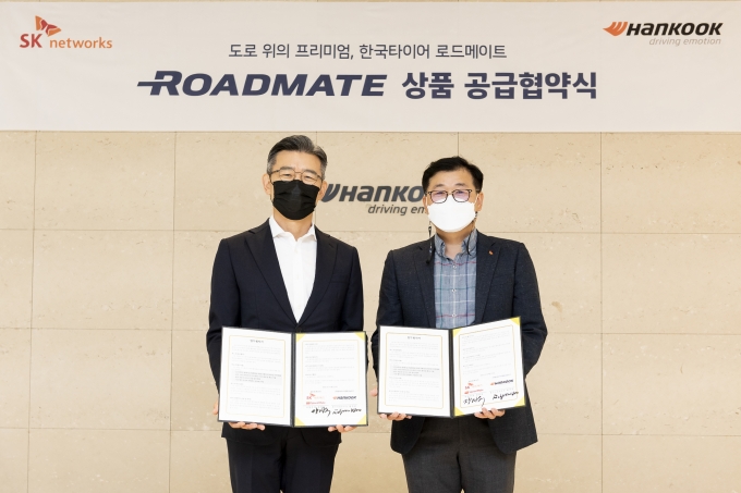 한국타이어가 SK네트웍스의 자동차 종합 관리 브랜드 ‘스피드메이트’와 전용 상품 ‘로드메이트’ 타이어 공급 제휴 업무협약(MOU)을 맺었다. 사진은 로드메이트 상품 공급협약식에 참석한 원석준(왼쪽부터) 한국타이어 한국사업본부장, 장영욱 SK네트웍스 스피드메이트 사업부장. /사진=한국타이어