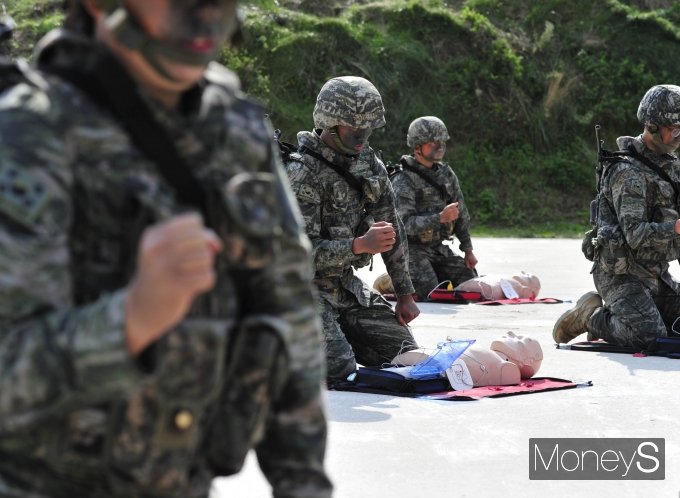 [머니S포토] '2021국감' 해병대 생존술 CPR 시연