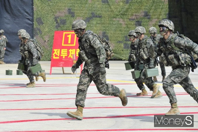 [머니S포토] '2021국감' 해병대 전투체력 시연