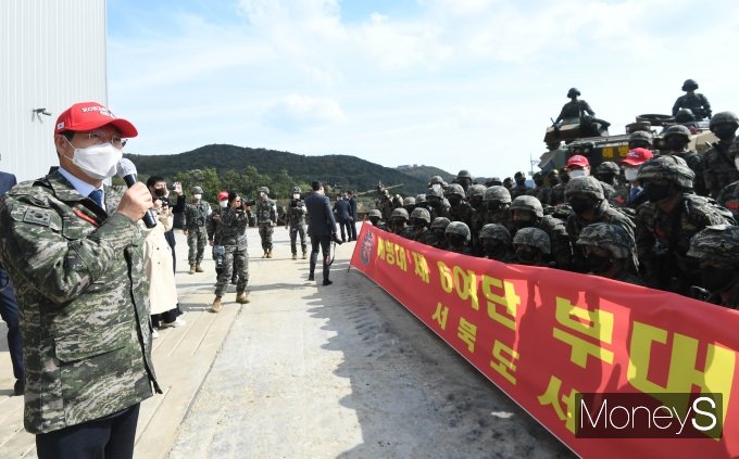 [머니S포토] 해병대 6여단 장병들 격려하는 민홍철 국방위원장