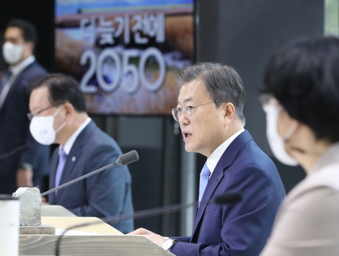 문재인 대통령이 18일 서울 용산구 노들섬다목적홀에서 열린 2050 탄소중립위원회 제2차 전체회의에 참석해 발언하고 있다. / 사진=뉴시스
