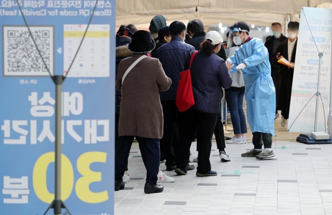 서울에서 18일 오전 0시부터 오후 6시까지 코로나19 신규 확진자가 254명 집계됐다. 사진은 이날 서울 마포구보건소 내 선별진료소. /사진=뉴스1