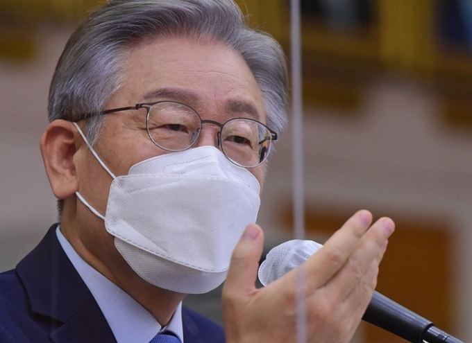 여야가 18일 국회 행정안전위원회 국정감사에서 '대장동 의혹'과 관련해 치열한 신경전을 벌였다. 사진은 이날 국감에 참석한 이재명 경기도지사. /사진=뉴스1