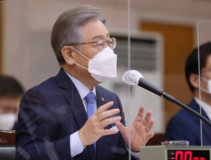 더불어민주당 대선 후보 이재명 경기도지시가 18일 국회 행정안전위원회 경기도 국정감사에 출석해 대장동 개발사업에서 발생한 민간이익을 법률적으로 전액 환수할 수 있다고 밝혔다. /사진=뉴스1