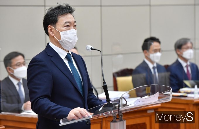 여야는 18일 대검찰청 국정감사에서 이재명 더불어민주당 대선 후보와 윤석열 국민의힘 대선 경선 후보 관련 의혹을 두고 맞붙었다. 사진은 이날 국감에 출석한 김오수 검찰총장의 모습. /사진=임한별 기자 