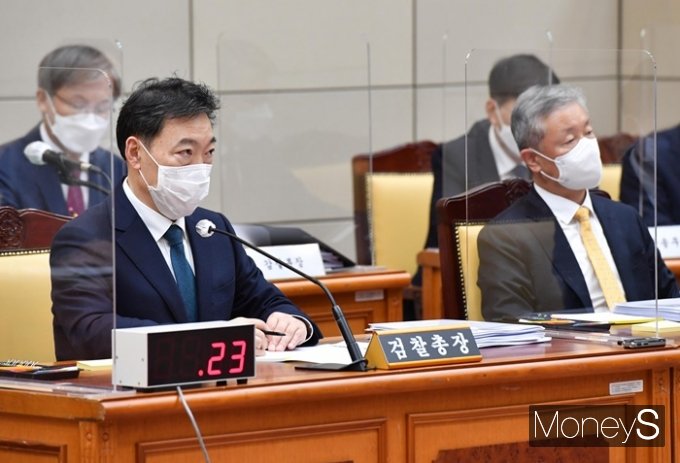 여야가 18일 대검찰청 국정감사에서 치열한 공방전을 벌였다. 사진은 이날 국감에 참석한 김오수 검찰총장. /사진=임한별 기자 