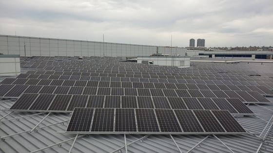 LG화학이 기존 금속 프레임 대체할 수 있는 신규 엔지니어링 플라스틱 소재를 개발했다.기존 알루미늄 프레임이 적용된 태양광 패널. /사진=LG화학