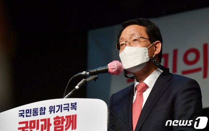 19일 국회 국토위원회 소속 김상훈 의원(국민의힘·대구 서구)은 한국부동산원의 ‘서울아파트 평형별 매매시세 현황(2017년 6월~2021년 6월)을 분석한 결과 서울의 중소형 아파트(전용면적 40~62.8㎡) 매매가가 평균 7억3578만원을 기록했다고 밝혔다. 사진은 지난해 김 의원이 '서울 시민후보 찾기 공청회'에서 인사말을 하고 있는 모습. /사진=뉴스1
