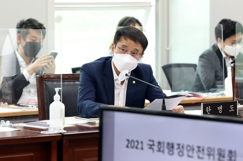 한병도 더불어민주당 원내수석부대표가 19일 장영하 변호사와 박철민씨를 허위사실 유포 혐의로 고발하는 방안을 검토 중이라고 밝혔다. /사진=뉴스1