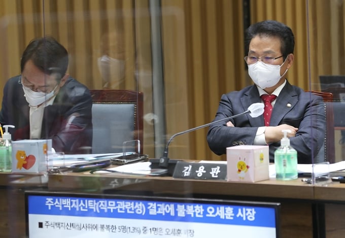 이재명 더불어민주당 대통령선거 후보 측이 김용판 의원(국민의힘·대구 달서구병) 비판에 나섰다. 사진은 지난 19일 서울시 국정감사에 참석한 김 의원(오른쪽) 모습. /사진=뉴스1(국회사진취재단)