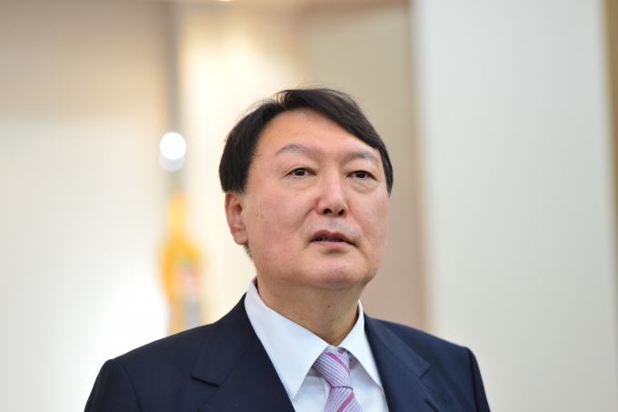 윤석열 캠프의 대외협력특보인 김경진 전 의원은 20일 CBS라디오 '김현정의 뉴스쇼'에 출연해 윤석열 전 검찰총장의 '전두환 옹호'발언에 대해 면구스럽다고 밝혔다. 사진은 지난 19일 윤석열 전 검찰총장이 창원시 의창구 소재 국민의힘 경남도당에서 열린 '선대위 임명장 수여식'에 참석한 모습. /사진=뉴시스