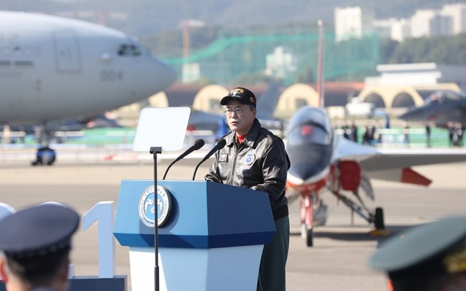 문재인 대통령이 “변화하는 방산시장은 우리에게 새로운 기회”라며 “미래 선도자로 나아갈 때”라고 20일 밝혔다. 사진은 ‘서울 ADEX 2021’에 참석해 연설하는 문 대통령. /사진=뉴시스