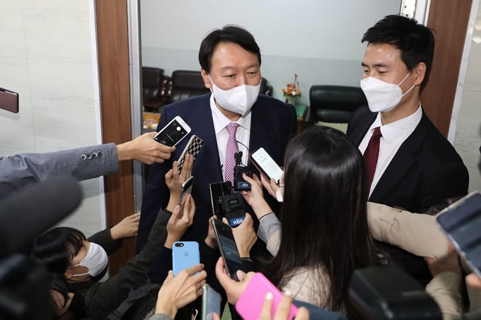 윤석열 국민의힘 대선 경선 후보가 지난 19일 전두환씨를 옹호한 것과 관련해 비판받고 있다. 사진은 20일 대구 수성구 국민의힘 대구시당에서 취재진과 인터뷰하는 윤석열 국민의힘 대선 경선 후보. /사진=뉴스1