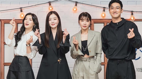 티빙 드라마 ‘술꾼도시여자들’이 첫방송된다. 사진은 지난 15일 '술꾼도시여자들' 온라인 제작발표회에서 포즈를 취하고 있는 배우 (왼쪽부터)이선빈·한선화·정은지·최시원. /사진=티빙 제공