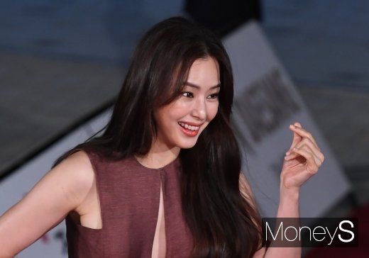 이하늬(사진)가 지난 21일 방송된 tvN '바퀴 달린 집3'에 출연해 의상 사이즈 고민을 토로하는 현실적인 모습을 보여 웃음을 자아냈다. /사진=장동규 기자