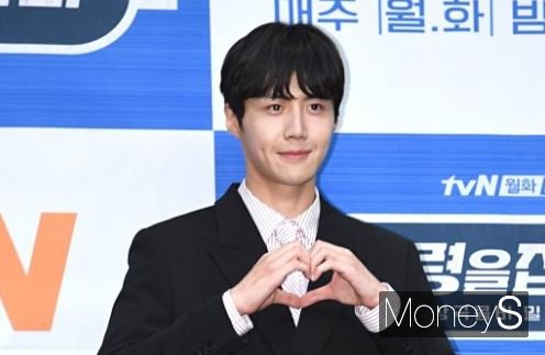 김선호의 대학 동문이라고 주장한 누리꾼 A씨는 지난 21일 한 온라인 커뮤니티에 '저는 K배우 대학동문입니다'라는 제목의 글을 게재했지만 돌연 삭제했다. /사진=장동규 기자