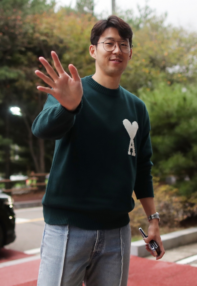 2022 FIFA 카타르 월드컵 아시아 최종예선을 앞둔 손흥민이 5일 훈련을 위해 경기 파주트레이닝센터(NFC)에 입소하고 있다. (대한축구협회 제공) 2021.10.5/뉴스1 © News1 이성철 기자