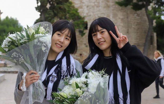 배구선수 이재영, 이다영 쌍둥이 자매가 그리스 테살로니키에 도착한 뒤 여자프로배구 PAOK 테살로니키 구단 관계자들에게 환영 받으며 기념사진을 찍고 있다./사진= PAOK 구단 SNS 캡처