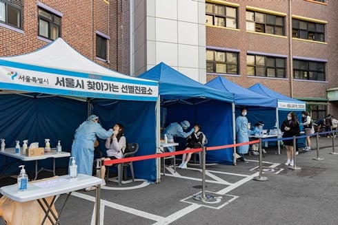 질병관리청 중앙방역대책본부(방대본)는 25일 0시 기준 코로나19 신규 확진자가 1190명이라고 밝혔다. 사진은 지난 20일 서울 광진구에 마련된 코로나19 선별진료소. /사진=뉴스1
