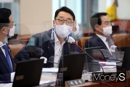 윤영찬 의원(더불어민주당·경기 성남중원)을 협박한 40대 남성이 구속 상태로 재판에 넘겨졌다. 사진은 윤 의원이 지난 7일 과학기술정보방송통신위원회 국정감사에서 질의하는 모습. /사진=장동규 기자
