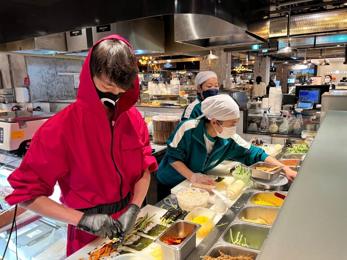 광주신세계 다르다 김밥 매장에서는 오는 10월31일까지 오징어 게임을 주제로 한 스페셜 메뉴 '오징어 김밥'을 한정판으로 판매하고 있다/사진=광주신세계 제공.
