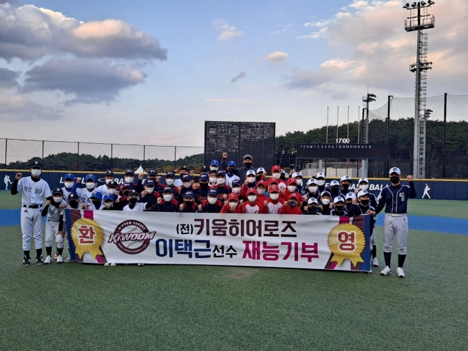 부산에서 재능기부로 학생 선수들을 만난 이택근 전 프로야구 선수./사진=박비주안 기자