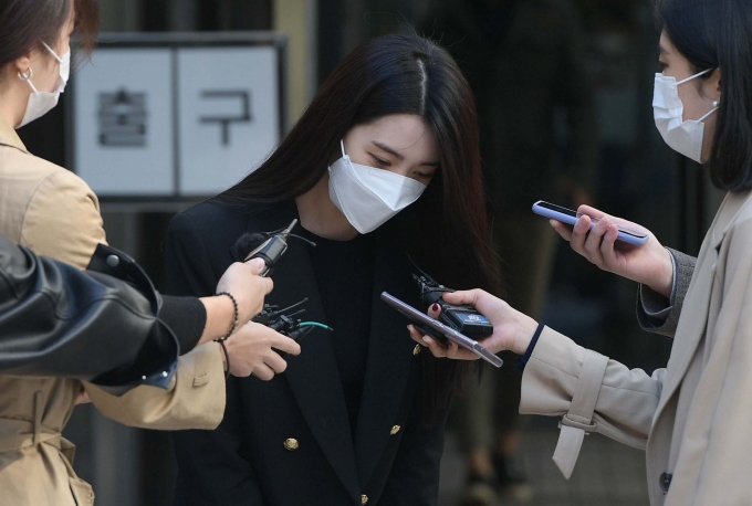음주운전 혐의 등으로 기소된 그룹 애프터스쿨 출신 배우 리지(본명 박수영)가 28일 오전 서울 서초구 서울중앙지법에서 열린 선고 공판을 마치고 나서며 취재진 질문에 답변했다. /사진=뉴시스