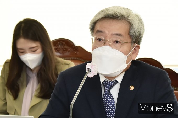 고승범 금융위원장(오른쪽)이 28일 서울 중구 명동 은행회관에서 열린 은행업계 간담회에 참석, 발언하고 있다./사진=임한별 기자