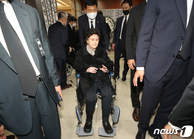 고 노태우 전 대통령의 부인 김옥숙 여사가 28일 서울 종로구 서울대병원 장례식장에서 마련된 빈소에서 입관식을 위해 이동하고 있다. 2021.10.28/뉴스1 © News1 사진공동취재단