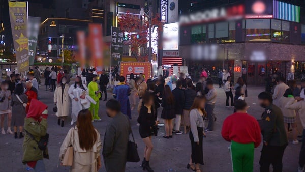 MZ세대는 잦은 시각적인 노출과 일탈 욕구 해소 등의 이유로 핼러윈데이를 즐겨 자신들의 문화를 형성해왔다. 사진은 핼러윈데이를 하루 앞둔 지난해 10월30일 광주 서구 치평동 일대에 핼러윈을 즐기기 위한 인파로 북적이는 모습. /사진=뉴스1