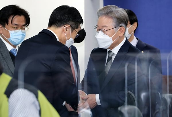 이재명 더불어민주당 대선 후보가 29일 국회에서 열린 회의에서 신종 코로나바이러스 감염증(코로나19) 단계적 일상회복을 위해 전국민 추가 지원금 지급이 필요하다고 밝혔다. 사진은 이재명 더불어민주당 대선 후보(오른쪽)가 29일 국회에서 열린 단계적 일상회복 점검 간담회에 참석한 모습. /사진=뉴스1 