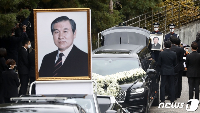 30일 오전 서울 종로구 서울대병원 장례식장에서 고 노태우 전 대통령의 발인이 엄수되고 있다. 영결식은 국가장으로 서울 송파구 올림픽공원에서 거행된다. 2021.10.30/뉴스1 © News1 박세연 기자