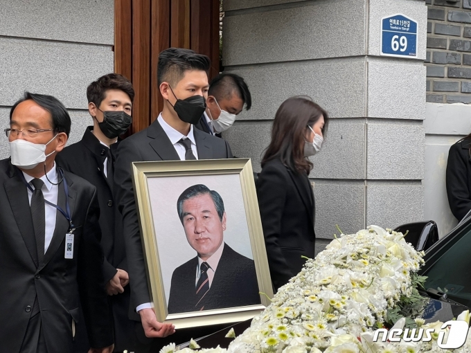 고 노태우 전 대통령의 가족들이 서울 서대문구 연희동 자택에서 노제를 치른 뒤 떠나는 모습.© 뉴스1