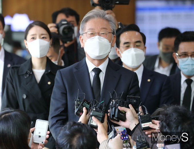 이재명 더불어민주당 대선후보가 삼식이라는 말 안 들어보겠다고 외식하고 장 보던 장면이 조폭연루설 근거가 된 것에 대해 30일 언급했다. 사진은 지난 27일 이 후보가 서울 종로구 서울대병원 장례식장에 마련된 고노태우 전 대통령 빈소에 조문을 마치고 취재진의 질문에 답하는 모습./사진=사진공동취재단