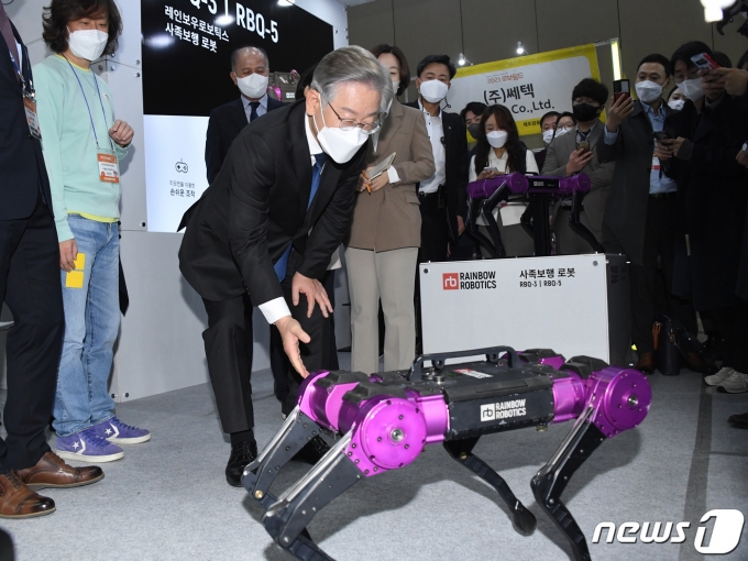 이재명 더불어민주당 대선후보가 28일 경기도 고양시 킨텍스에서 열린 '2021 로보월드'에서 참가 업체의 사족보행 로봇작업을 지켜보고 있다./뉴스1 © News1 국회사진취재단