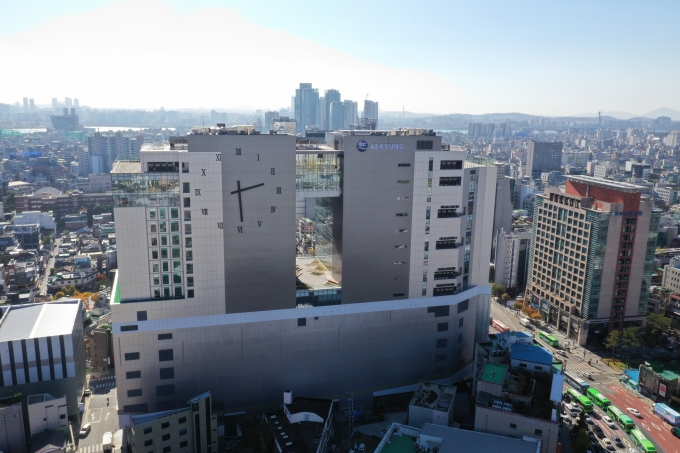 애경그룹의 화학계열사 3사가 합병하는 애경케미칼이 합병을 마무리하고 신임 대표를 선임했다고 1일 밝혔다.사진은 애경타워의 모습. /사진제공=애경그룹