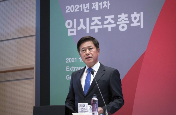 박정호 SK스퀘어 신임 대표(사진)가 지난달 12일 본사 T타워 수펙스홀에서 열린 임시주주총회에서 발언하고 있다. /사진제공=SK텔레콤