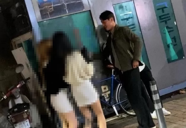 대구FC 선수들이 지난 1일 핼러윈 데이를 맞아 대구 동성로 클럽 거리에서 길거리 헌팅을 하는 모습. /사진=온라인 커뮤니티 캡처