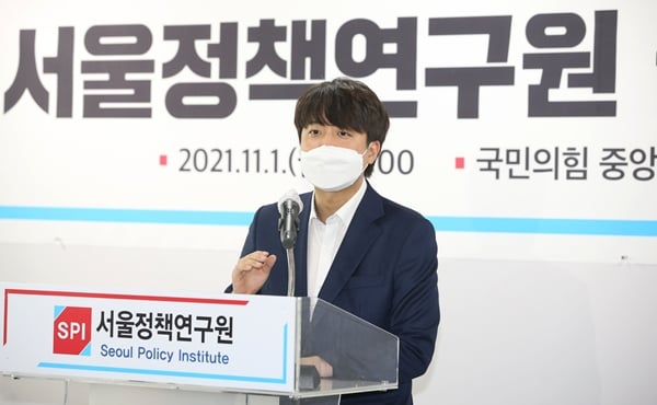 이준석 국민의힘 대표가 안철수 국민의당 대표의 대선 출마를 6개월 전부터 예견했다고 말했다. 사진은 이준석 대표가 지난 1일 서울 여의도 중앙당사에서 열린 서울정책연구원 출범식에서 인사말을 하는 모습. /사진=뉴스1