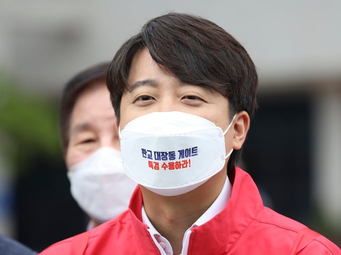 한 기자가 이준석 국민의힘 대표의 잘못 해석하는 해프닝이 지난 1일 발생했다. 사진은 지난달 29일 울산시청 일대에서 취재진 질문에 답하는 이 대표. /사진=뉴스1