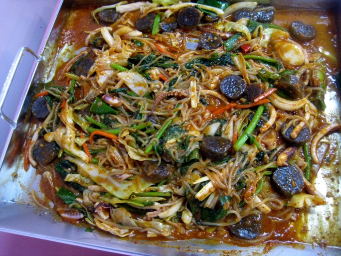 천장에서 떨어진 물이 양념 당면에 들어가고 대형 찜기 밑엔 벌레들이 붙어있는 한 순대 공장의 비위생 상태를 고발하는 KBS의 보도가 나왔다. 식품의약품안전처는 해당 업체 공장에 대한 불시 위생 점검에 착수했다. 사진은 특정 기사와 관련없음. /사진=머니투데이 DB