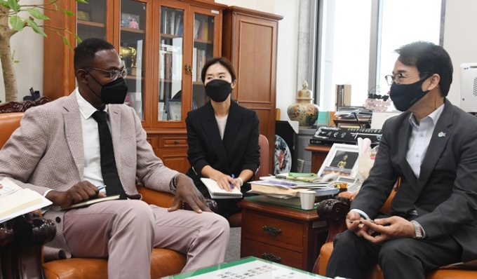 방한중인 가딘 가필드 넷플릭스 공공정책 부사장(왼쪽)이 3일 국회 과방위원장실에서 이원욱 위원장과  '망사용료' 등을 논의하고 있다. /사진=뉴스1