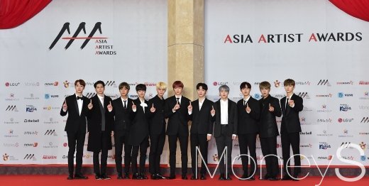 그룹 워너원(강다니엘, 박지훈, 이대휘, 김재환, 옹성우, 박우진, 라이관린, 윤지성, 황민현, 배진영, 하성운)이 3일 완전체 재결합을 긍정적으로 검토 중이라는 소식이 전해졌다. 사진은 '2018 Asia Artist Awards(아시아 아티스트 어워즈, 이하 AAA)'의 레드카펫 행사에 참석한 워너원. /사진=임한별 기자