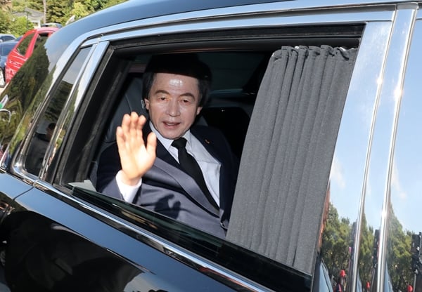 허경영 국가혁명당 명예대표는 이재명 더불어민주당 대선 후보가 자신과 비슷한 정책 방향성을 가졌다고 주장했다. 사진은 허 명예대표가 지난달 18일 서울 동작구 국립현충원을 방문해 현충탑에 참배를 마친 후 롤스로이스 차량을 타고 이동하는 모습. /사진=뉴스1