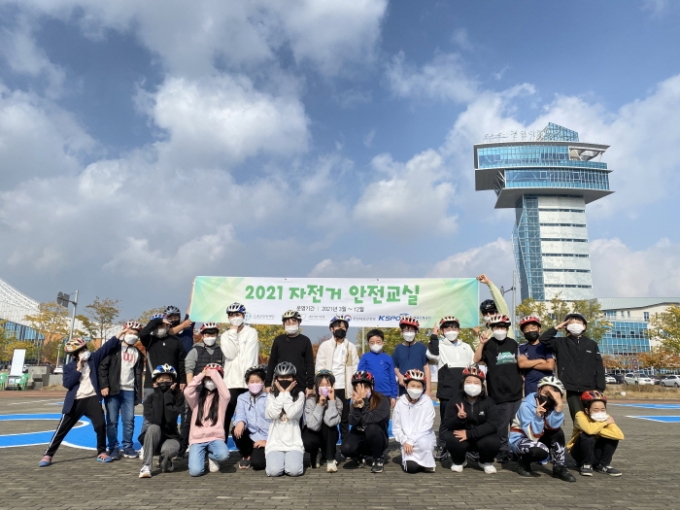 인천지역 초등학생들이 자전거 안전교육장에서 진행된 '2021 자전거 안전교실'에 참가했다. /사진=대한자전거연맹