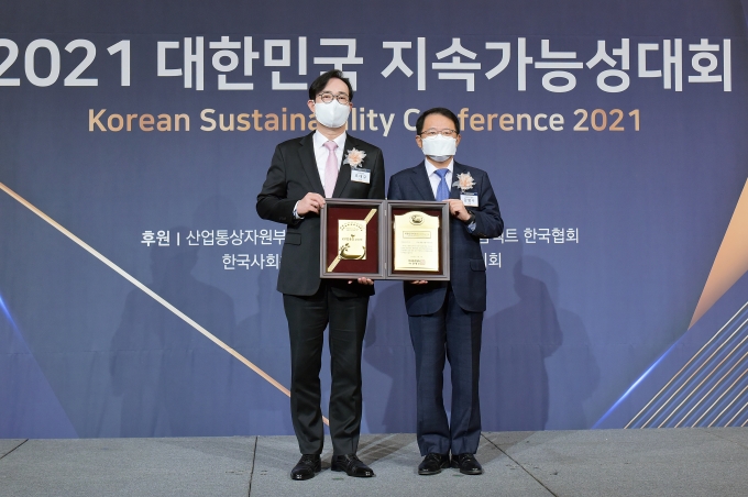 왼쪽부터 교보생명 조대규 지속경영기획실장, 한국표준협회 강명수 회장./사진=교보생명