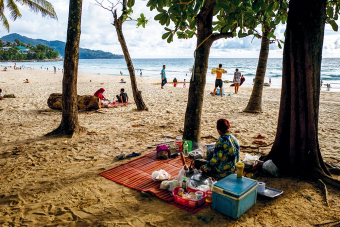 코로나 백신 예방접종을 받은 외국인들이 태국에서 관광을 즐기고 있다. /사진=로이터