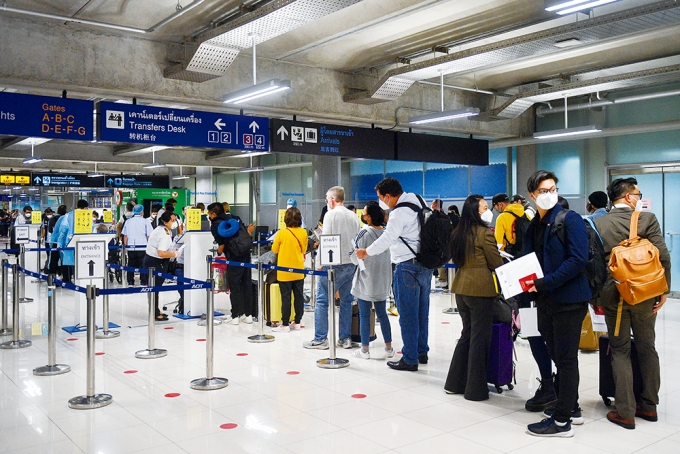 태국 정부가 11월1일 관광산업을 활성화하기 위해 방콕 수완나품 공항을 재개장했다. 이날 외국인 관광객들이 수완나품 공항에 도착한 모습. /사진=로이터